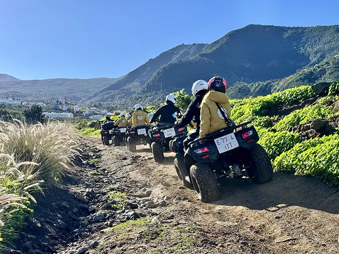 Aventureros disfrutando de una excursión guiada en quad por Tenerife con Click and Quads